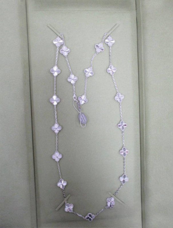 Женщину с украшениями «Van Cleef & Arpels» на 3 млн рублей заде?...