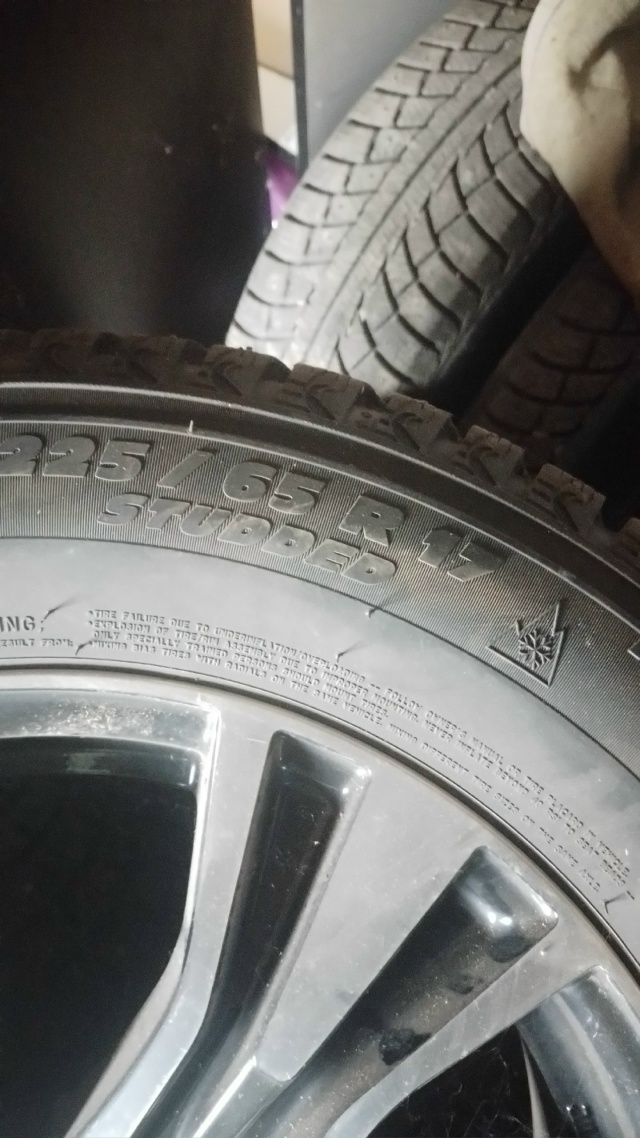 Продам зимние шины MICHELIN размер 225/65 R17,без порезов и гры...