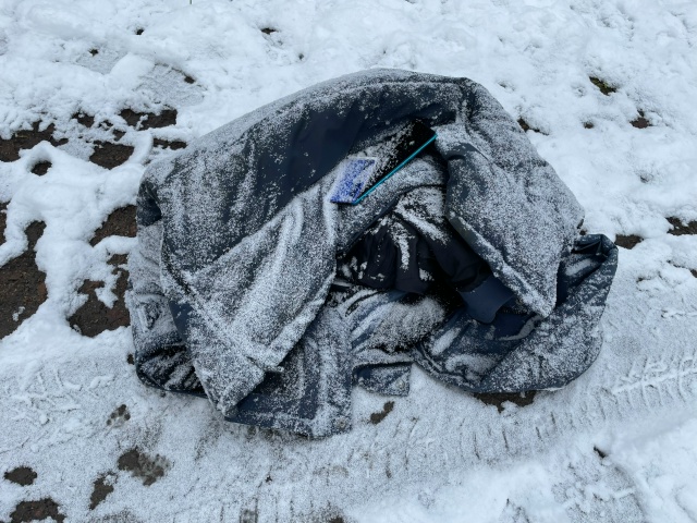 Чьи-то вещи лежат на ул. Средней (Знаменка). Видно, что т?...