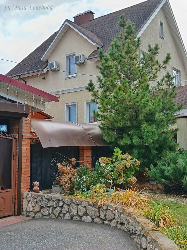 Несмотря на пасмурный октябрьский день четверга. ?
...