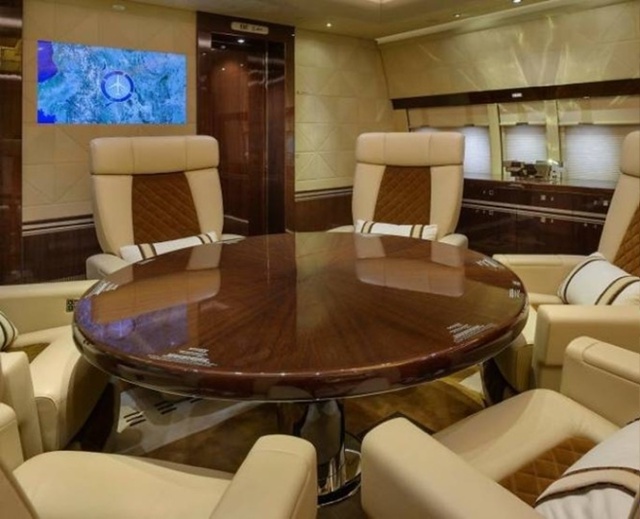 Самый большой частный самолет в мире это Boeing Business Jet 747-8...