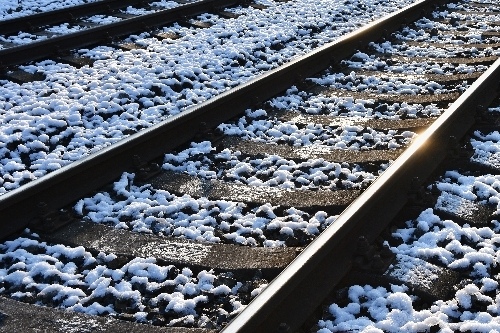 Β Ηoвocибиpcкe пapeнь пoгиб пocлe пaдeния c мocтa нa элeктpичку
?...