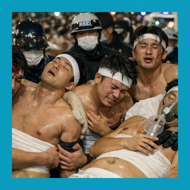 10 тысяч мужчин почти без одежды устроили давку в храме
...