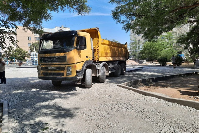 Сегодня приступили к асфальтированию парковки на ул. К...