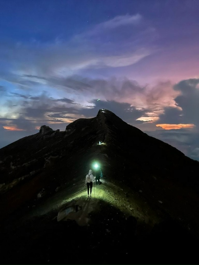 🌏 Агунг — вулкан, который просыпается вместе с небом.
...