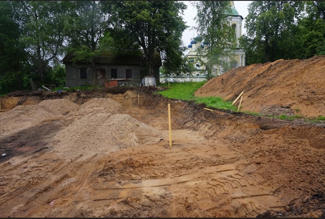 На Никола Рожке в пределах охранной зоны памятника арх...
