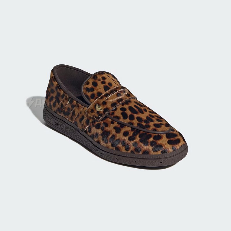 Adidas представил леопардовую версию лоферов Handball Spezial Loafer для любителей тяжёлого люкса
М