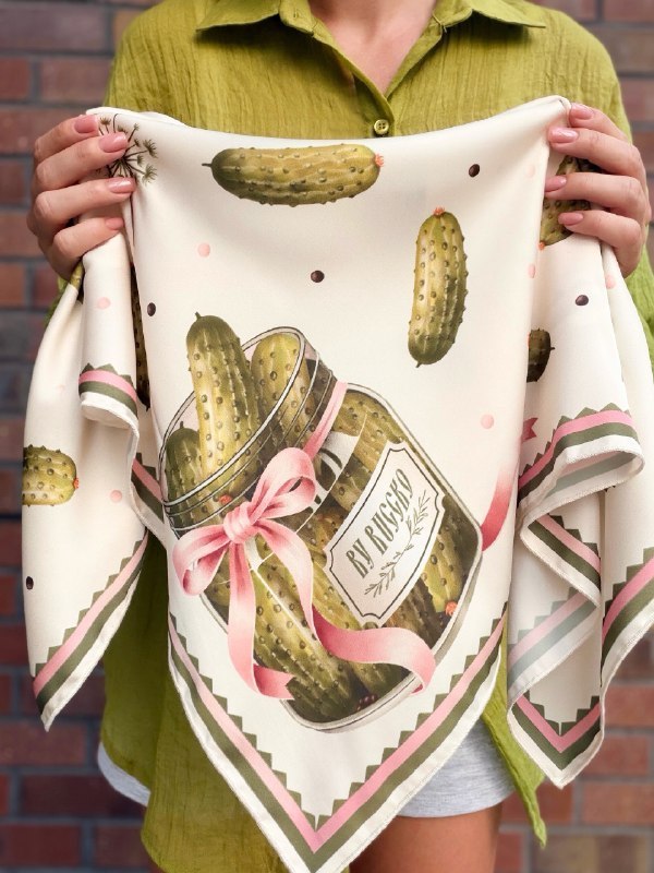 Прикол, бренд By Ruccko выпустил платок с солёными огурцами. Его размер 70см*70см, цена — 1300₽.
Тр