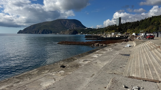 В посёлке Партенит, в районе санатория «Карасан», стар?...