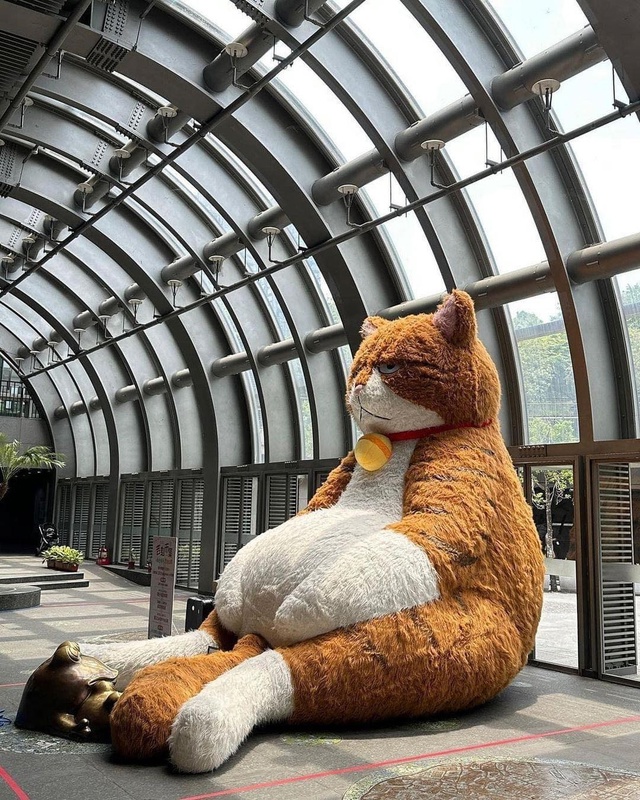 Прикольный 3 метровый кот сидит на станции Daan Park MRT, Тай?...