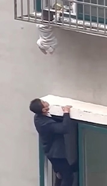Из неоткуда вылез и помог спасти!