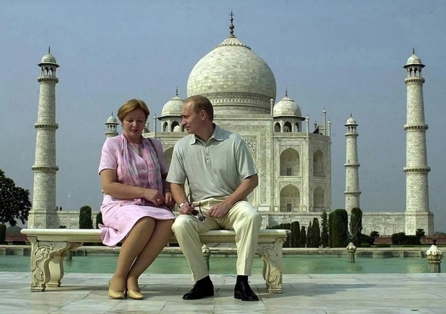 1998 гoд. Влaдимир Путин и eго cyпруга Людмилa пoceтили Индию ...