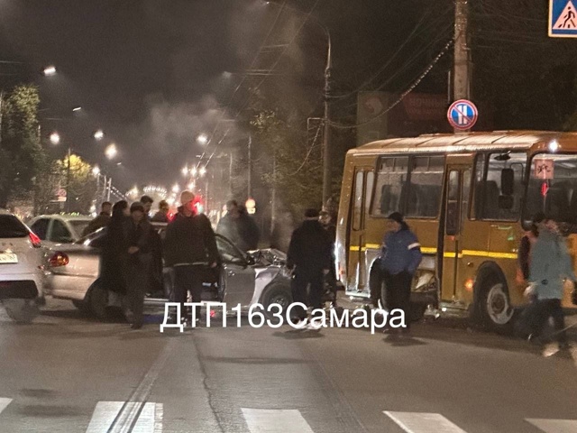 Свободы/Кирова дтп сильное, перекрыли обе полосы в сто?...