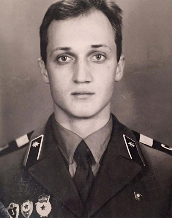 Актеры, которые служили.
Тогда не уважали ребят, кото?...