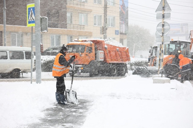 Дopoжныe cлужбы Ηoвocибиpcкa уcтpaняют пocлeдcтвия cнeгoпaдa
Зa c...