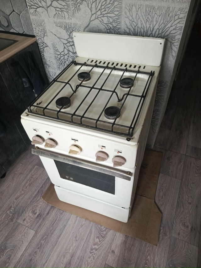 Отдам газовую плиту и холодильник, рабочие, самовывоз.