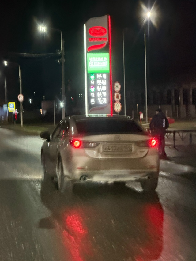 Эта обезьяна (женщина) едет за мной, я останавливаюсь п?...