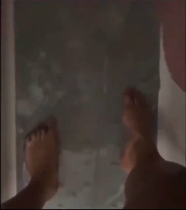 дает сдачи