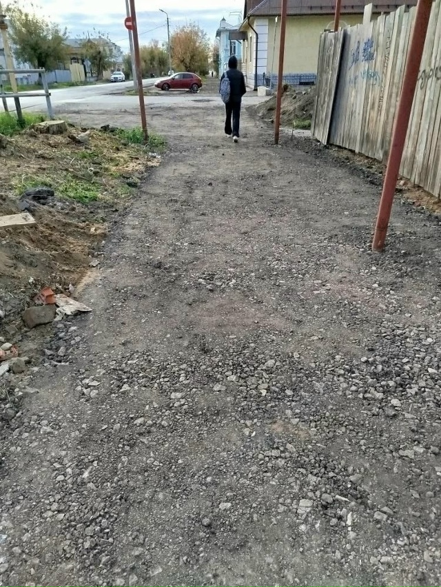 На ул. Ленина асфальт кладут на такую смесь - земля с не?...