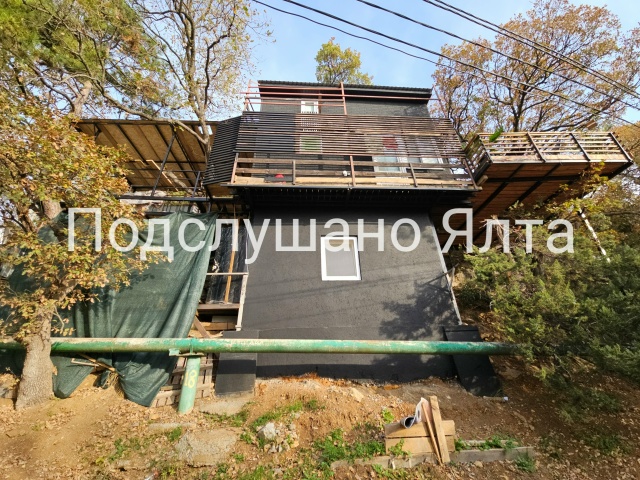 Улица Лесная, пгт. Гаспра. Вдоль узкой проезжей части с ...