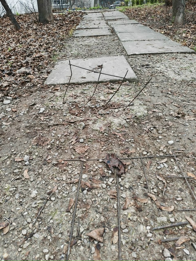 Ленина, 25.
Торчит арматура. Осторожно.
Анон