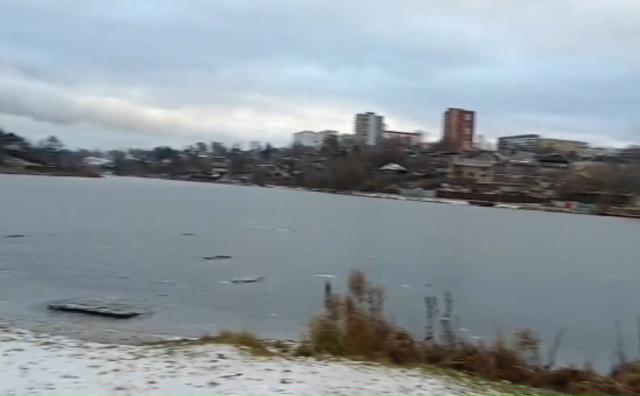 На Мотопруду первый тонкий ноябрьский лёд который еше ...