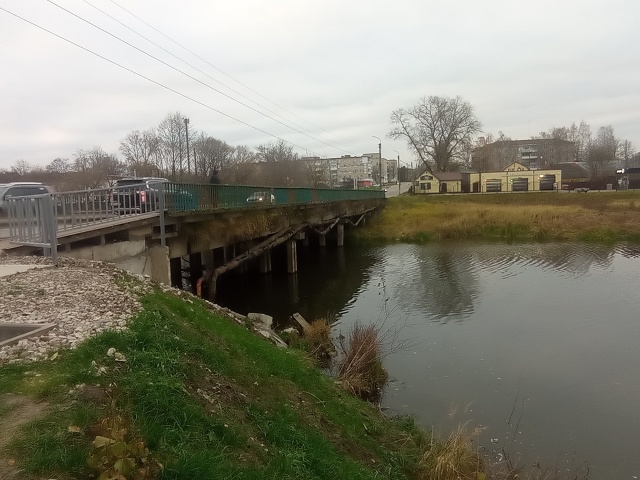 Всем привет. Сегодня гулял и увидел это. Зимой будет ху?...