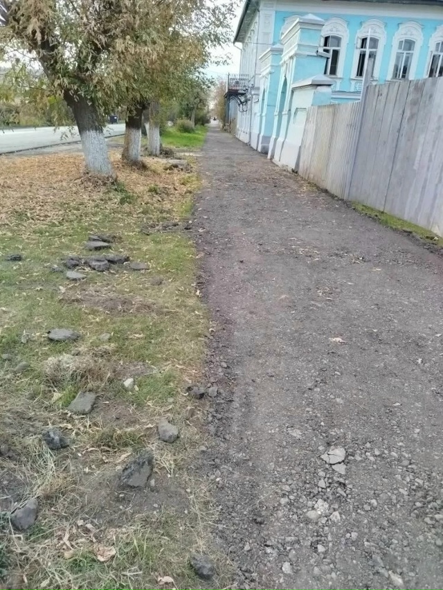 На ул. Ленина асфальт кладут на такую смесь - земля с не?...