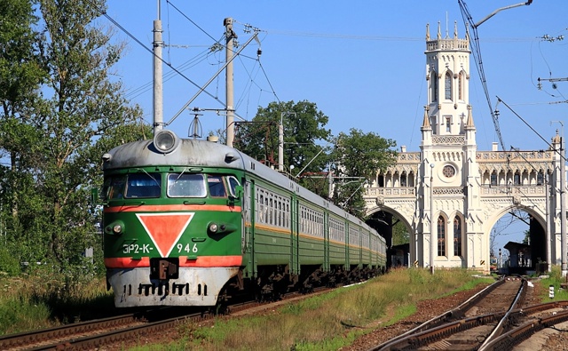 Электропоезд на станции Новый Петергоф. 2010 г.