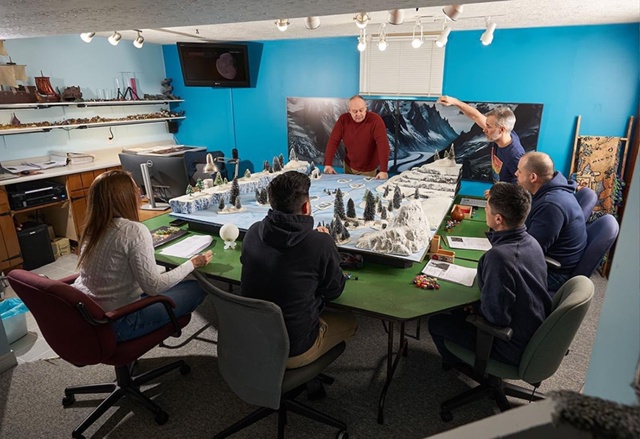 Самая долгая партия в Dungeons & Dragons длится уже 43 года. Она ?...