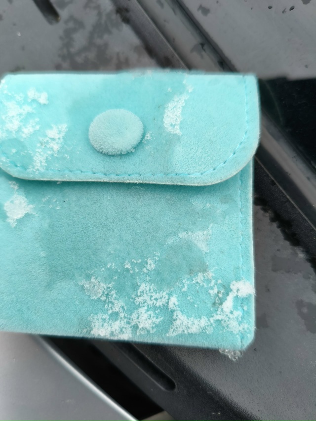 Кто потерял,отдам кто назовет купюру.89233107252.