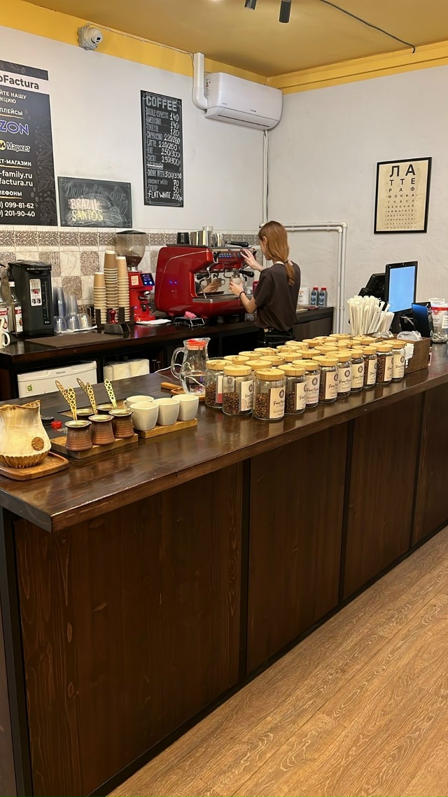 Ищем менеджера по работе с клиентами в магазин-кафе ОО?...