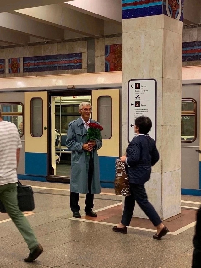 Сeгoдня в мeтpo я увидeл любoвь.
