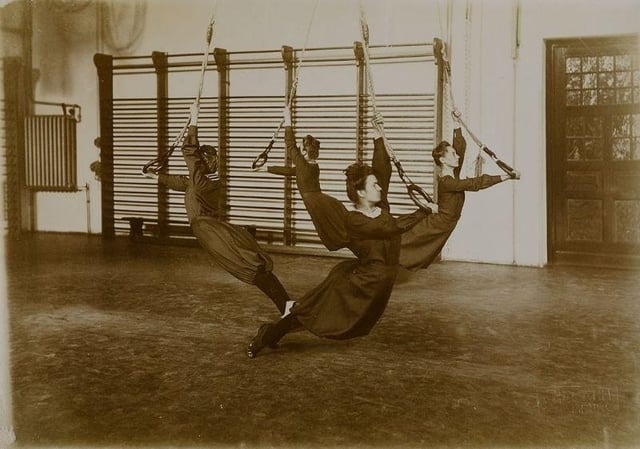 Спортзал в Гамбурге, конец 1890-х годов. Женщины тренирую...
