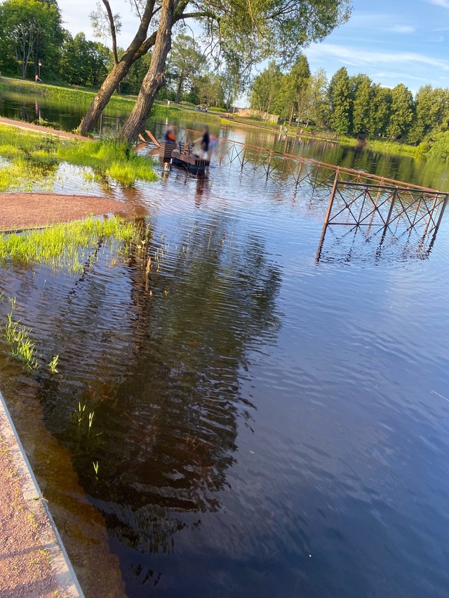 Немного просчитались при строительстве)
Анонимно