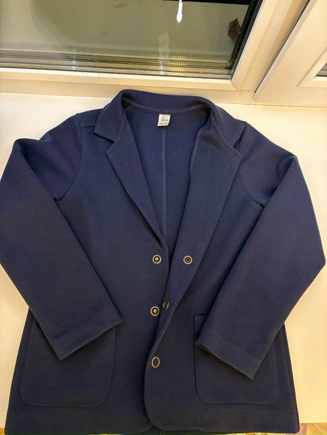 Найден детский пиджак тёмно-синего цвета (рост 134-140 см) ...