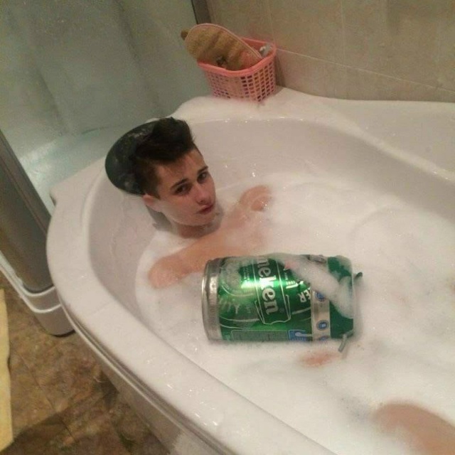 Зачем он потряс в ванной