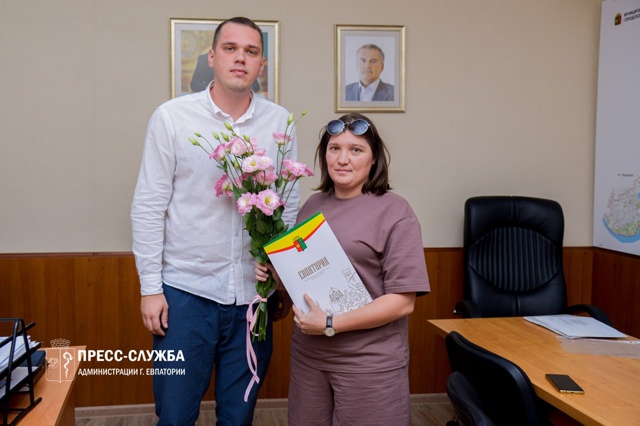В Евпатории впервые вручили жилищные сертификаты детя...
