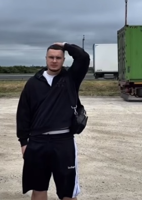 А чем ей кровать не нравится