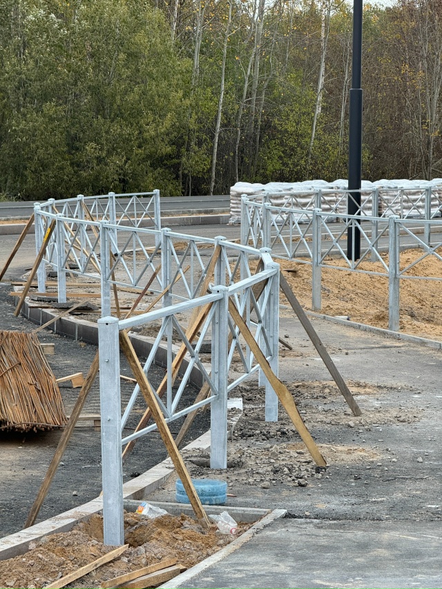 Вопрос, зачем везде в городе ставят эти ужасные, дешевы...