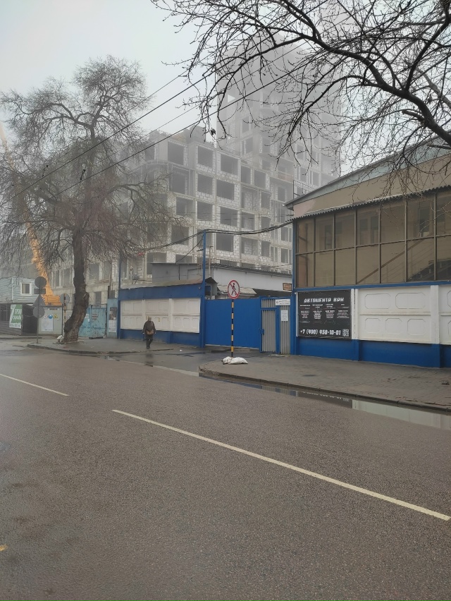 Вон там, вдалеке, когда-то был хлебозавод номер 1.
Очень...