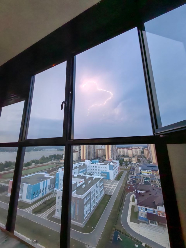 ⚡На город надвигается гроза. Ух, щас что-то будет⛈️⚡
?...