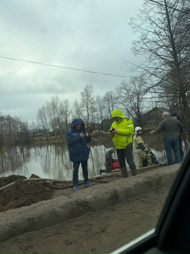 Топит светлушку, переливают воду через дамбу