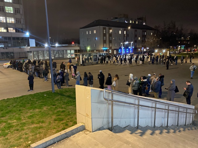 40 минут ждем автобус 1020 на улице, не лето уже что бы сто?...