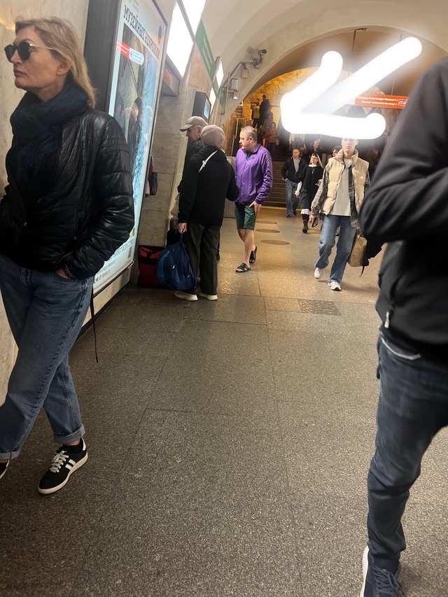 Сшибает бабки уже пару месяцев якобы на проезд, ни один...