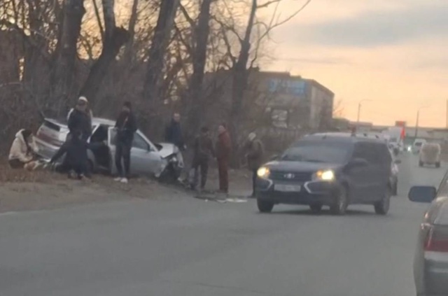 👉 Один автомобиль на обочине, второй — на дороге: В Ор?...