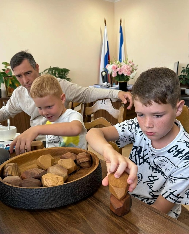 Помните я публиковала ролик, где два мальчика👬 убирал...