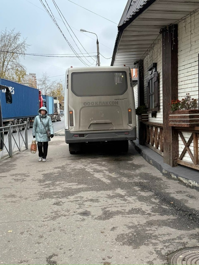 С каких пор у нас маршрутка может прямо по тротуару еха...