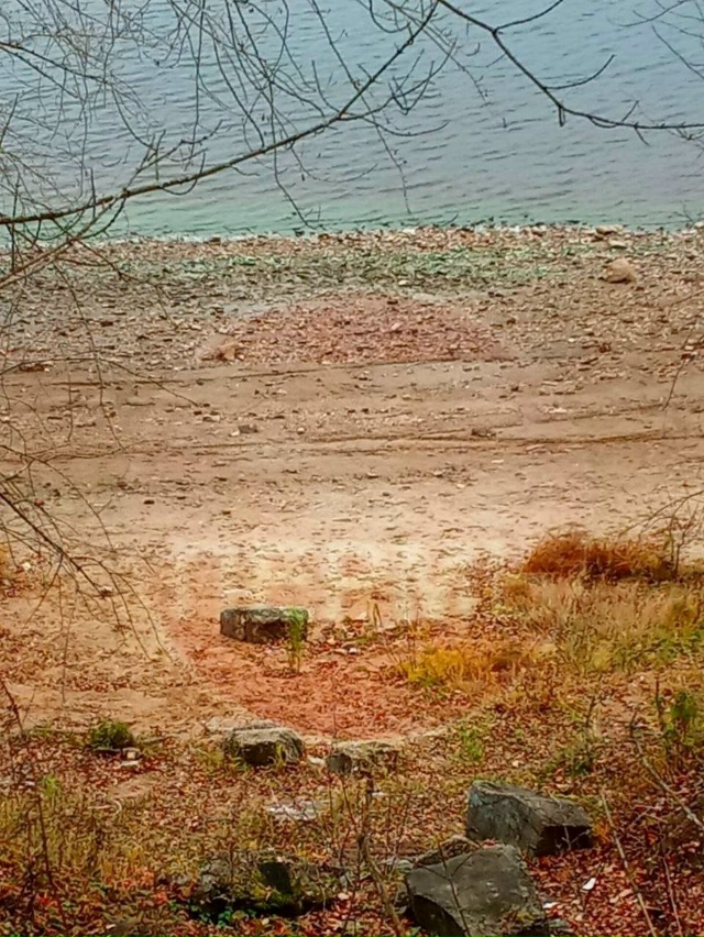 В Закамске вода и берег опять окрасились в зелёный цве?...