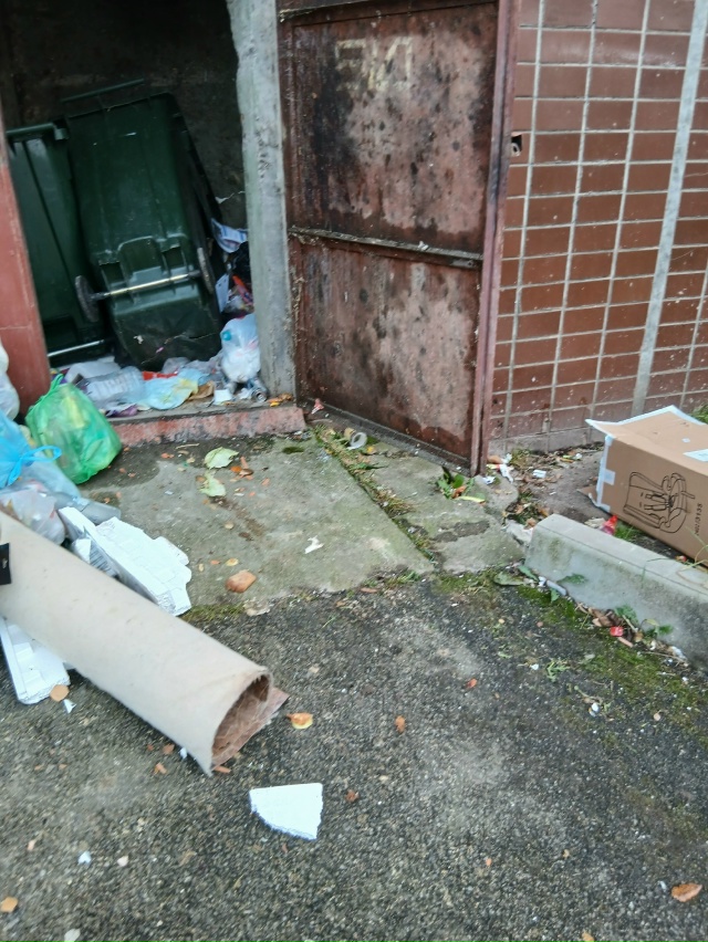 Администрация Жкх ,просим обратить внимание на уборку...